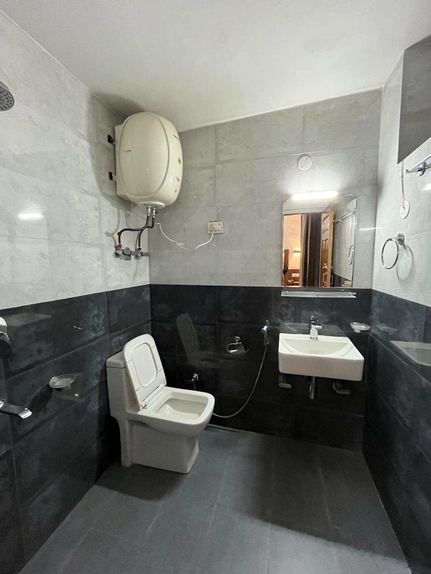 Hotel Premier Mall Road Manali Экстерьер фото