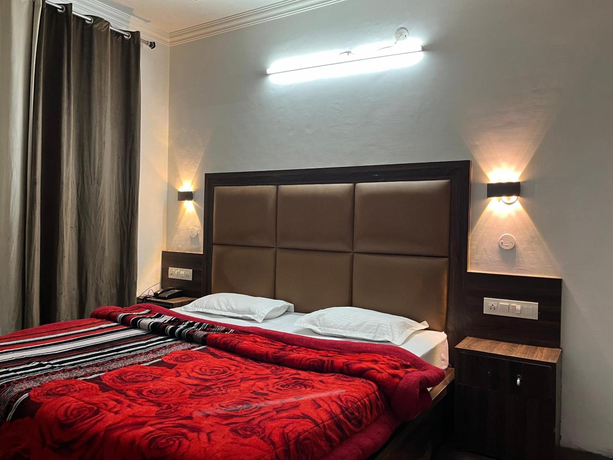 Hotel Premier Mall Road Manali Экстерьер фото