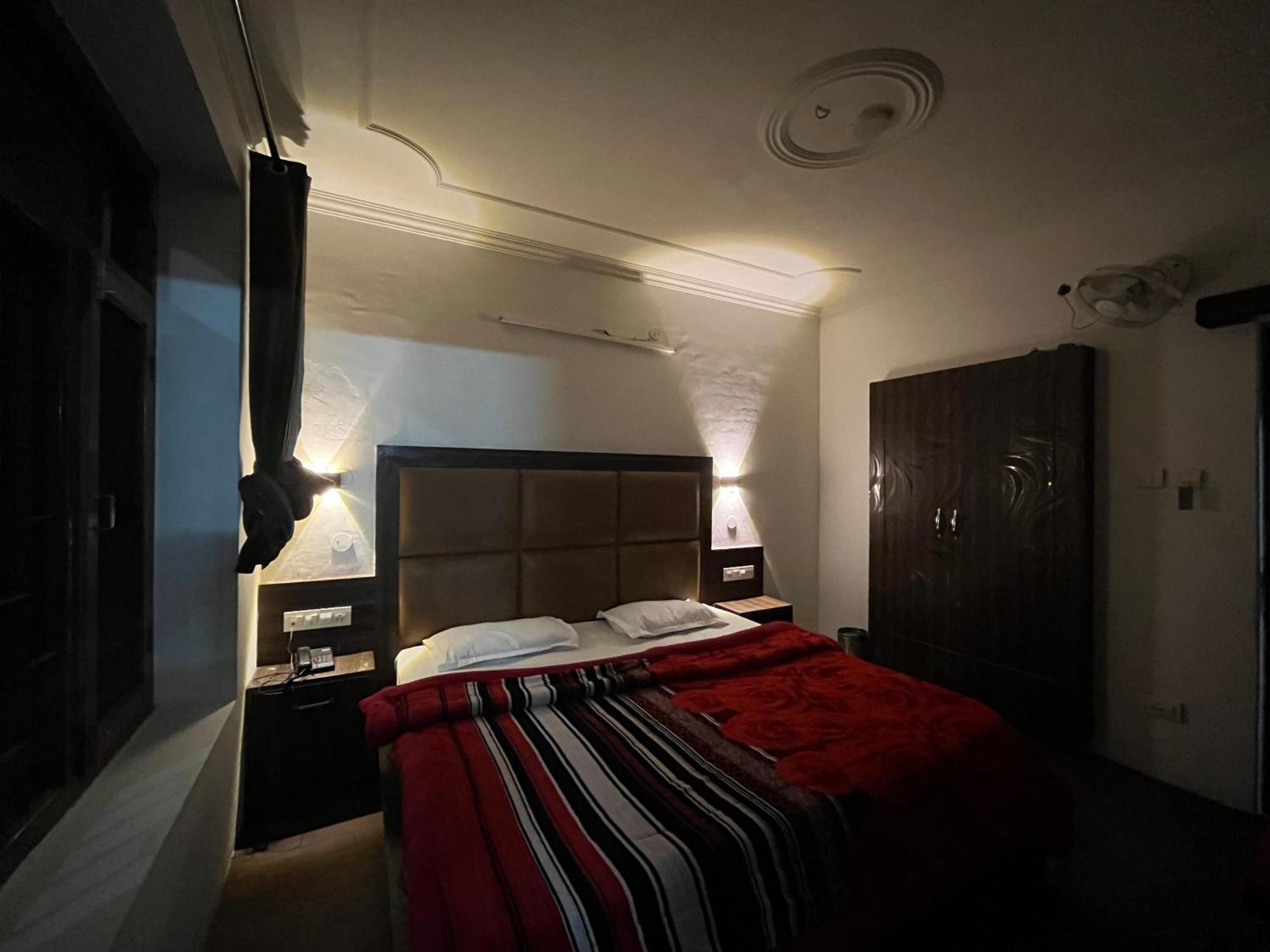 Hotel Premier Mall Road Manali Экстерьер фото