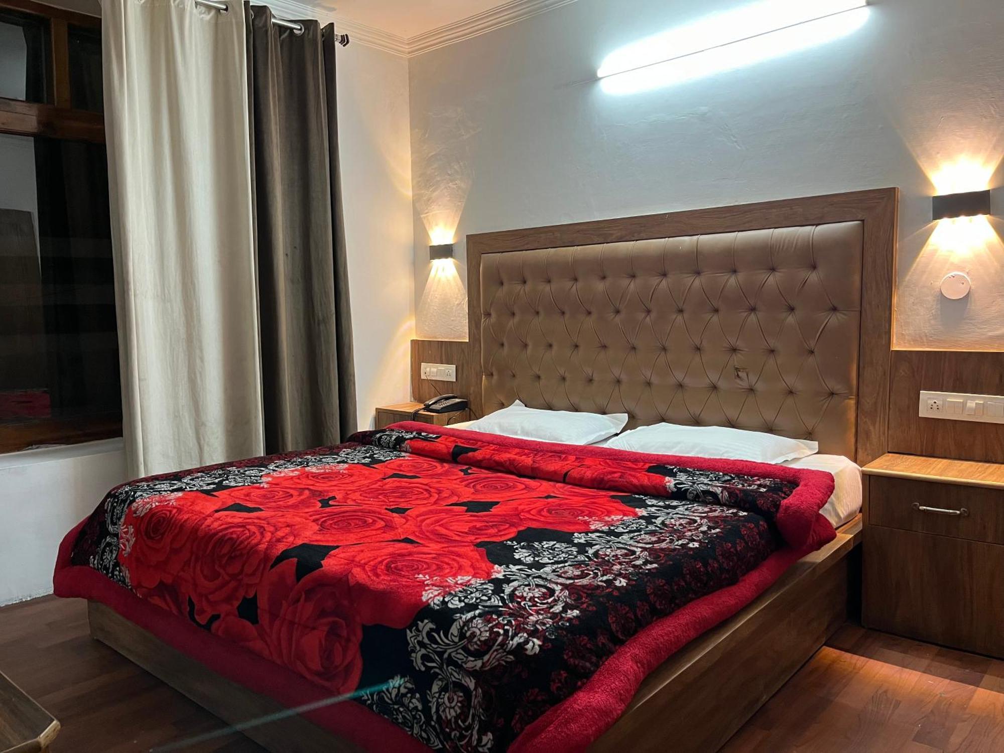 Hotel Premier Mall Road Manali Экстерьер фото