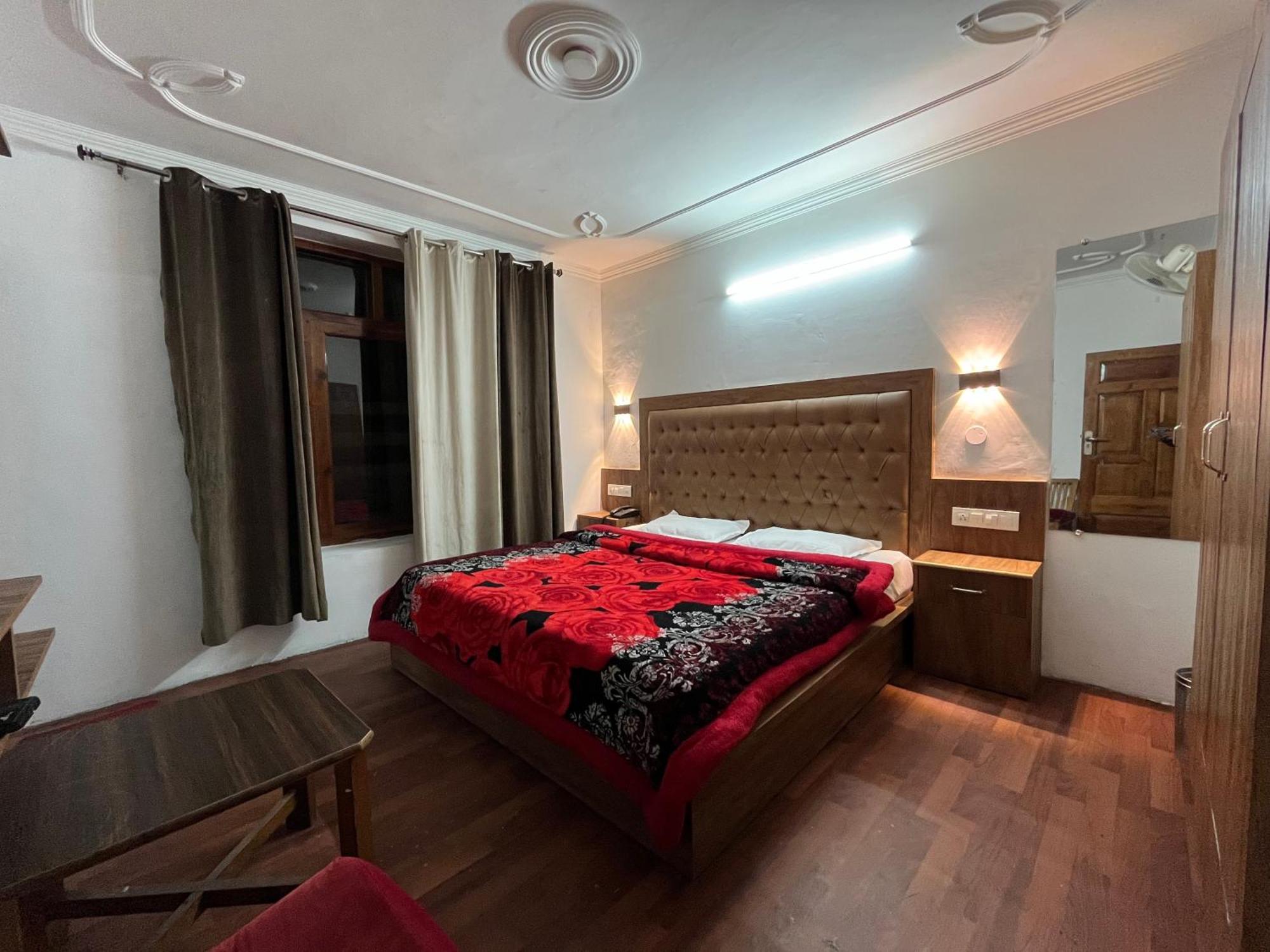 Hotel Premier Mall Road Manali Экстерьер фото