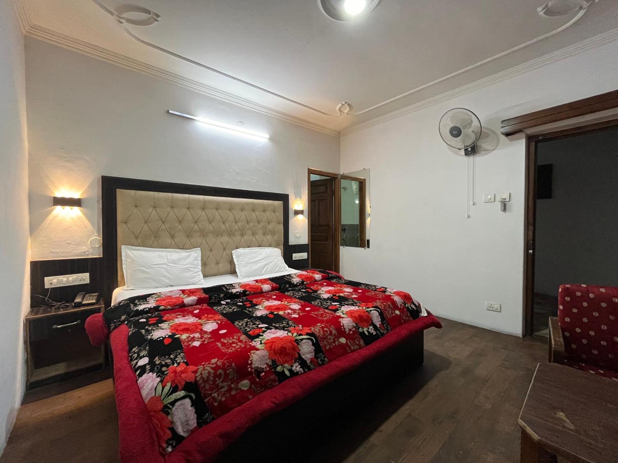 Hotel Premier Mall Road Manali Экстерьер фото