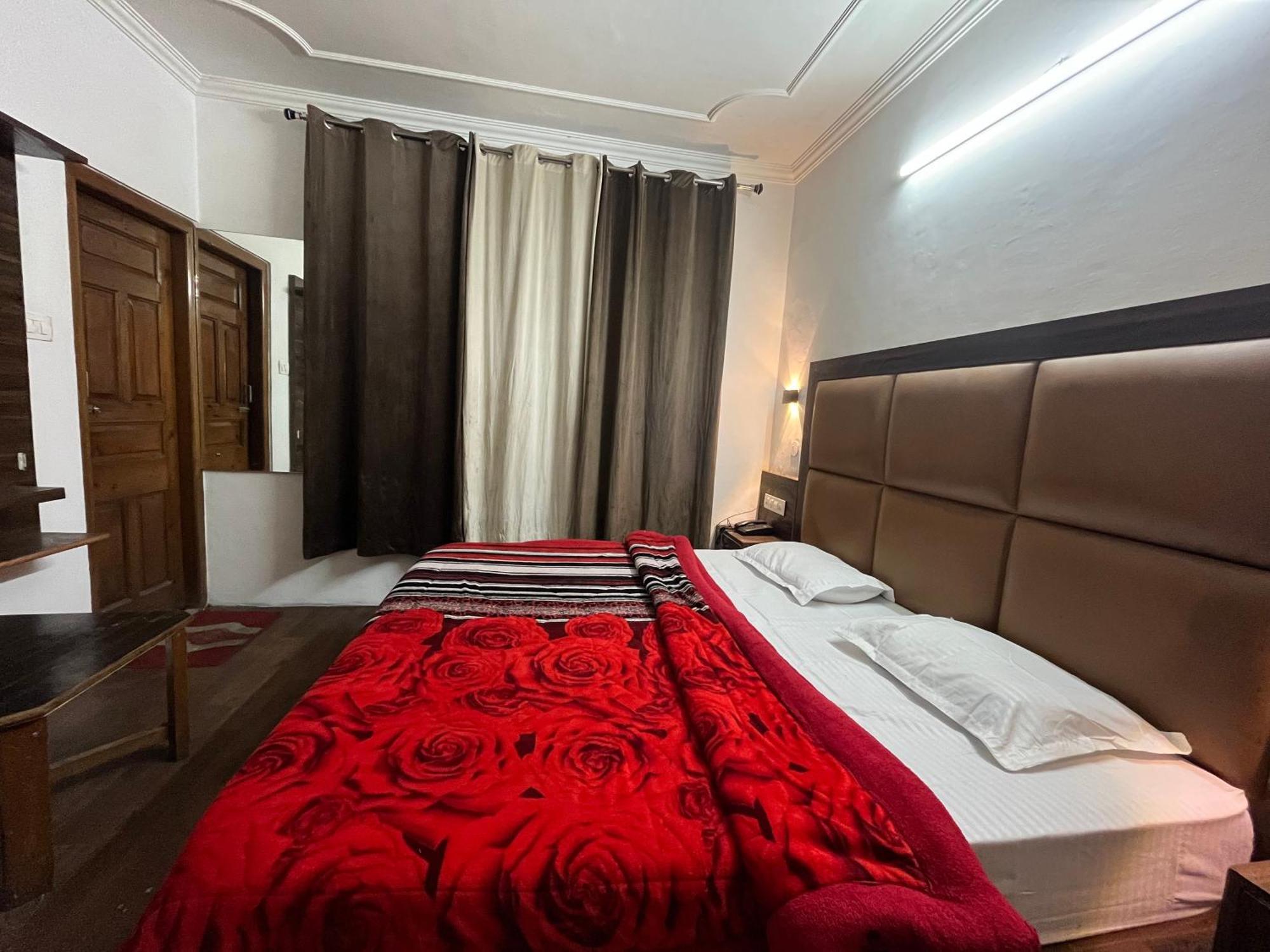 Hotel Premier Mall Road Manali Экстерьер фото