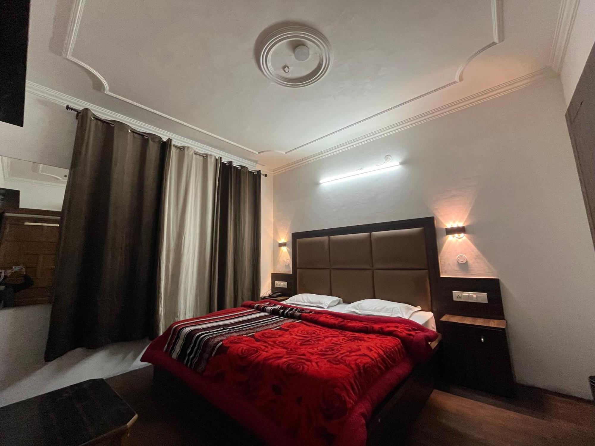 Hotel Premier Mall Road Manali Экстерьер фото