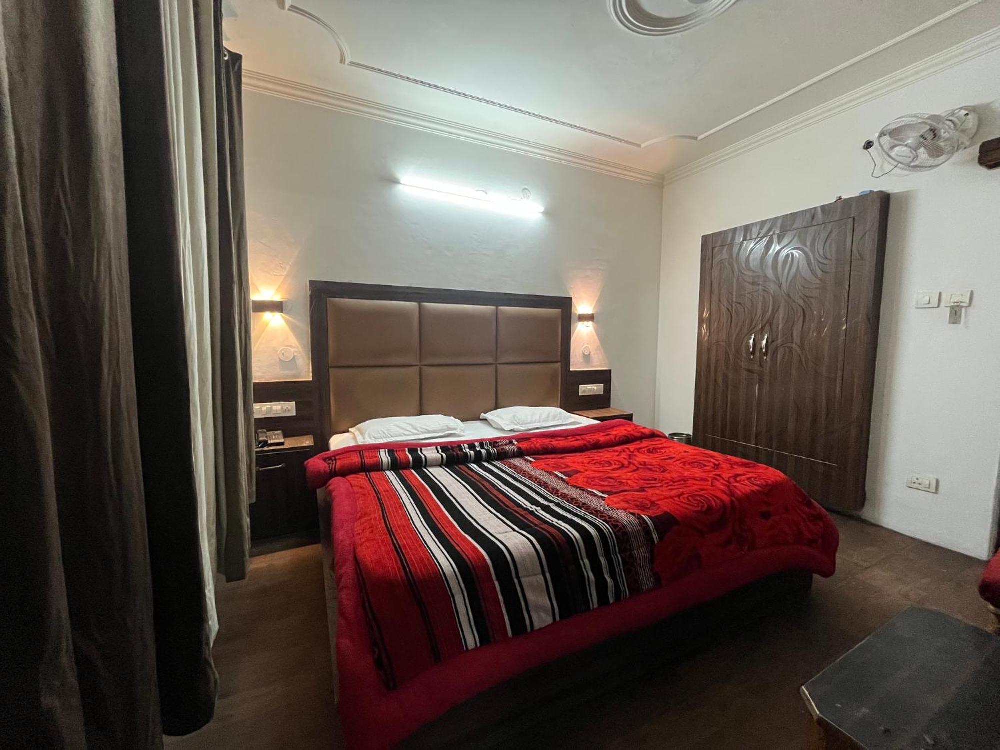 Hotel Premier Mall Road Manali Экстерьер фото