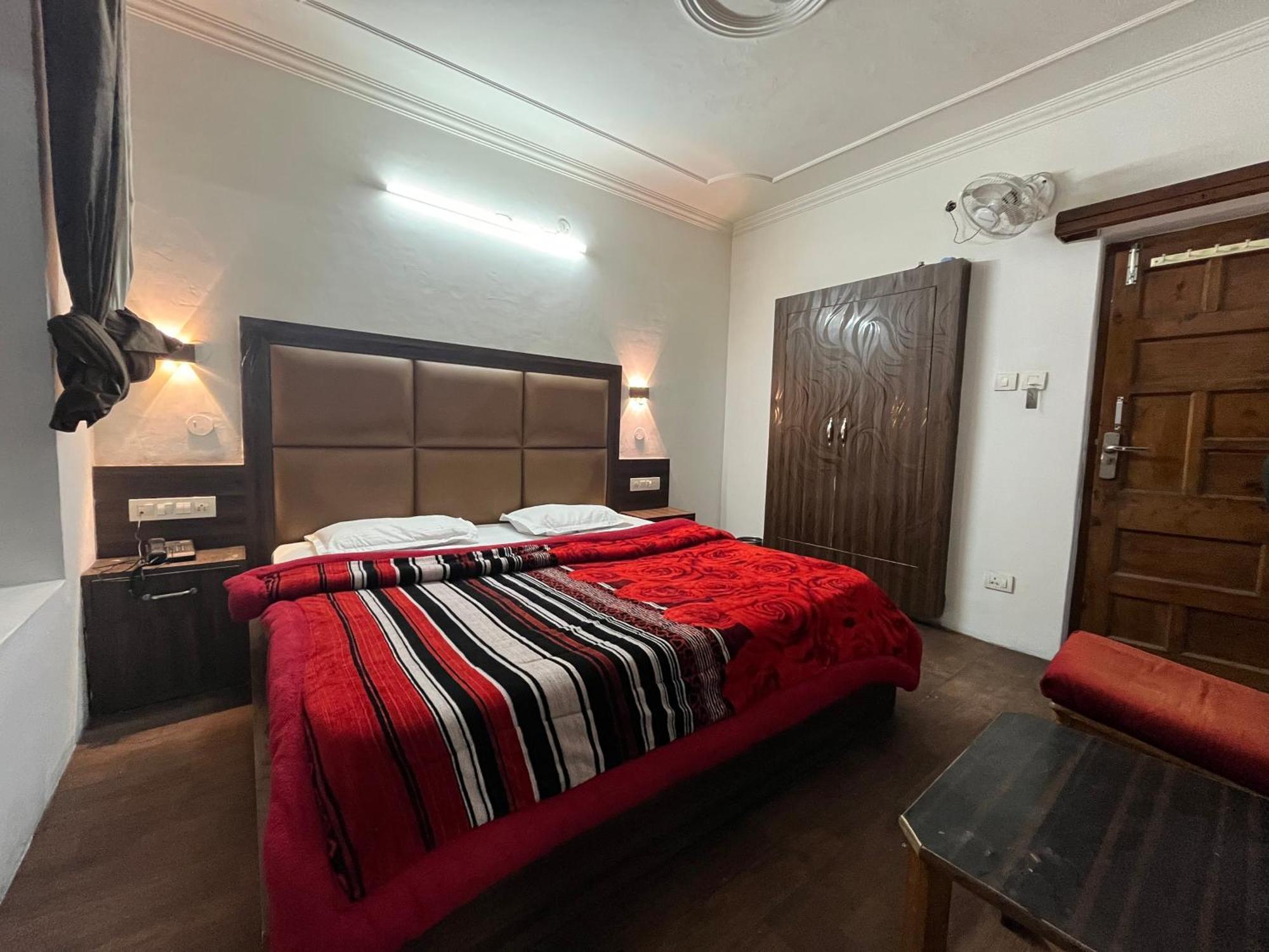 Hotel Premier Mall Road Manali Экстерьер фото