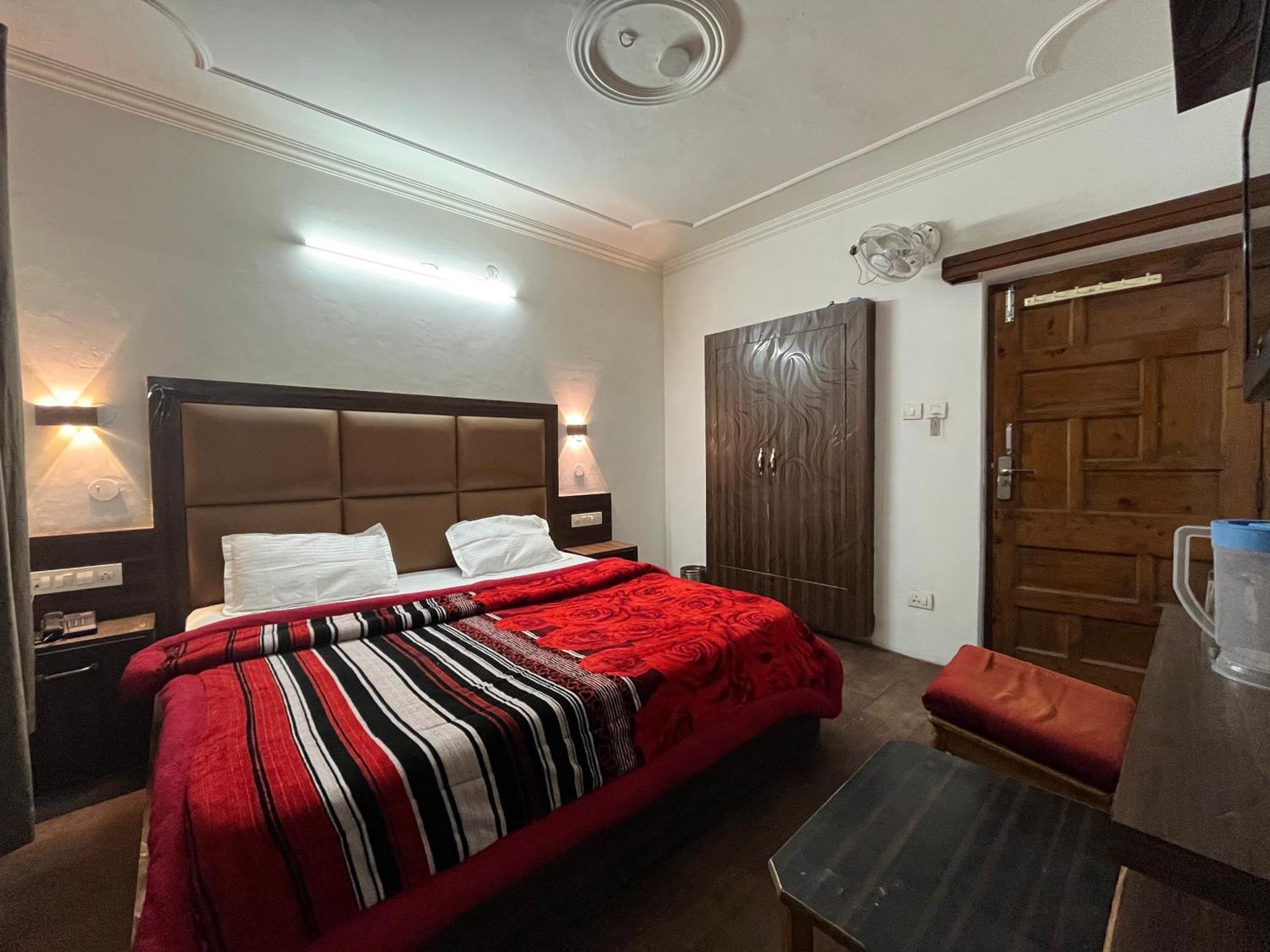 Hotel Premier Mall Road Manali Экстерьер фото